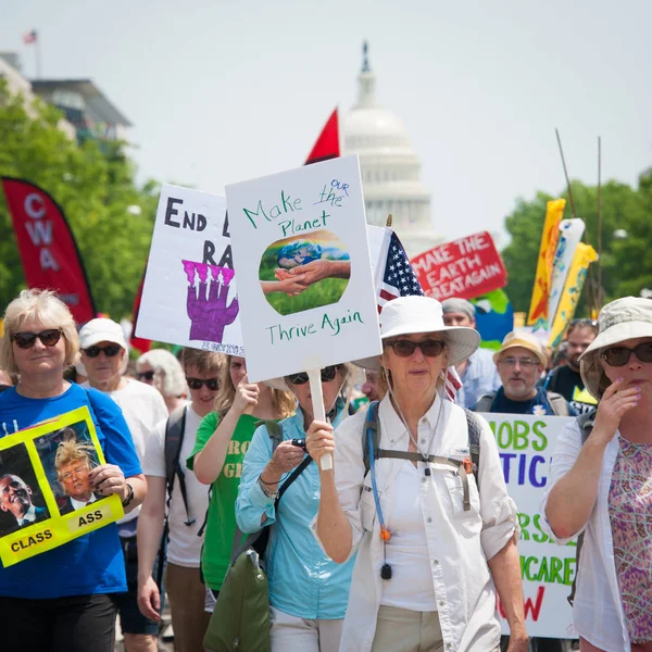 Manifestanti tenere segno a Peoples Climate March — Foto Stock