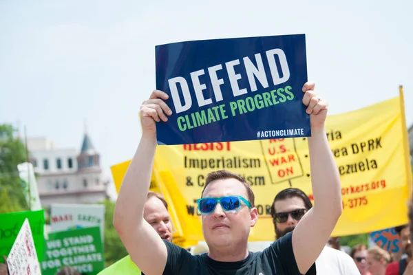 Manifestante sostiene cartel en Marcha Climática de los Pueblos — Foto de Stock