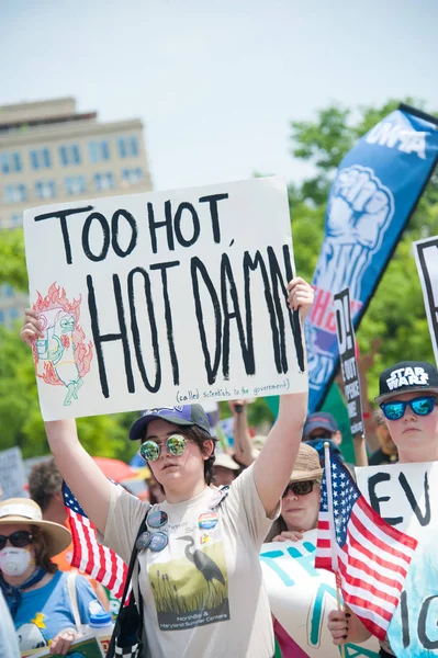 Demonstrant houdt teken op volkeren klimaat maart — Stockfoto