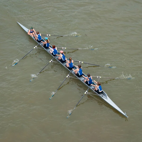 在竞争中妇女的船员队伍 — 图库照片