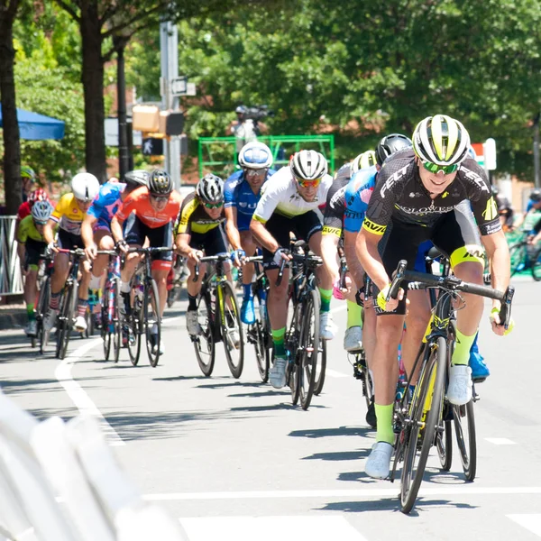 Ciclistas profesionales en competición — Foto de Stock