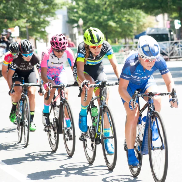 Radrennfahrer messen sich im Clarendon-Cup — Stockfoto