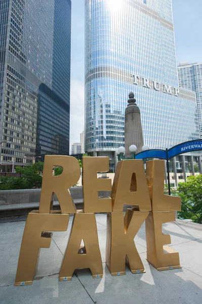 Escultura frente a la Torre Trump — Foto de Stock