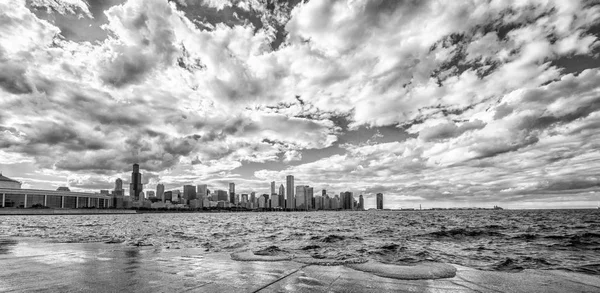 Chicago Skyline in schwarz-weiß — Stockfoto