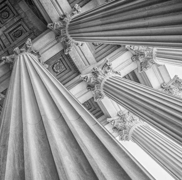 Colunas arquitetônicas em preto e branco — Fotografia de Stock