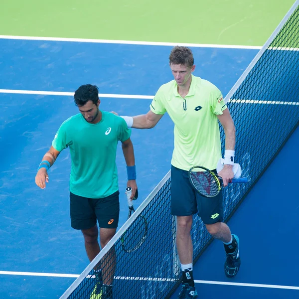 Jugadores profesionales de tenis Yuki Bhambri y Kevin Anderson — Foto de Stock