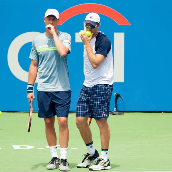Pro тенісних гравців Анрі Kontinen і Джон однолітками — стокове фото