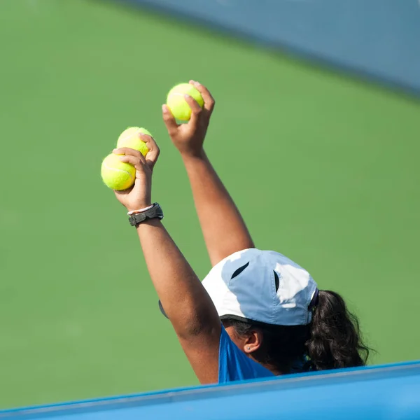 Теніс: м'яч дівчина — стокове фото