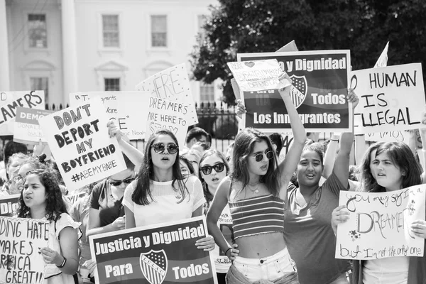 Protestando por el fin de DACA — Foto de Stock