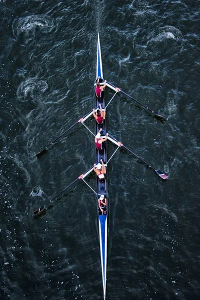 在竞争中妇女的船员队伍 — 图库照片