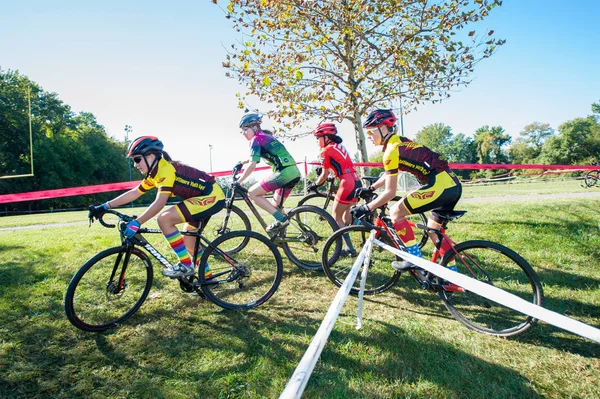 Yarışçılar Cyclocross yarışmada