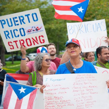 Puerto Rico için yardım eksikliği protesto