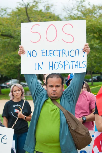 Puerto Rico için yardım eksikliği protesto