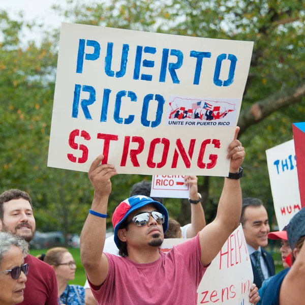 Puerto Rico için yardım eksikliği protesto