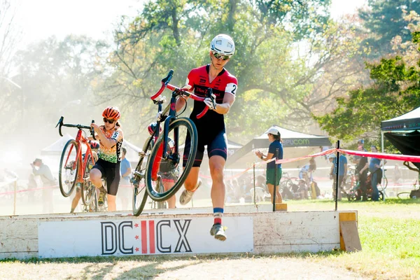 Cyclocross rekabet bisikletçi — Stok fotoğraf