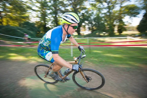 Ciclista en Competencia de Ciclocross — Foto de Stock