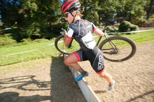 Competitore di ciclocross femminile d'elite — Foto Stock