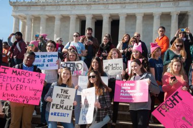 Washington 20 Ocak 2018: Göstericiler ve kadın hakları desteklemek üzere ralli Amerika Demokratlar 20 Ocak 2018 yılında Washington, Dc kadın Mart'ta, 2018 ara seçimlerde oy verme çağrısı  