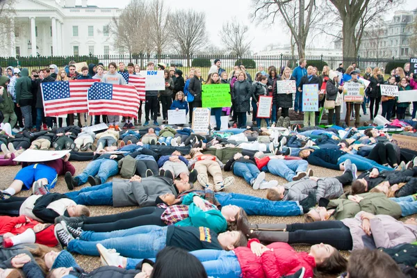 Підлітків Етапі Lie Білому Домі Знак Протесту Проти Гармати Закони — стокове фото