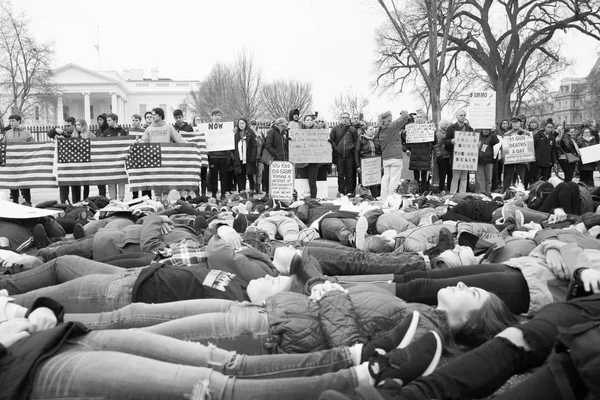 Adolescentes Presentan Una Mentira Casa Blanca Para Protestar Contra Las —  Fotos de Stock