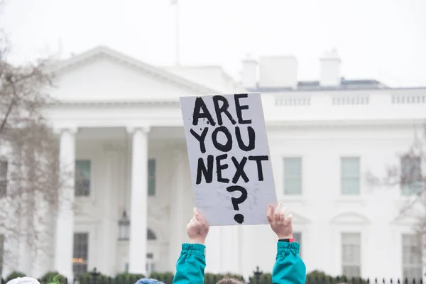 抗议者在2018年2月19日在华盛顿举行了抗议枪支法的标志 — 图库照片