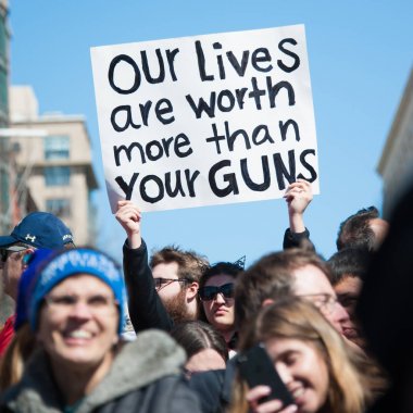 Bir katılımcı Our Lives, bir protesto tarafından öğrenciler için silah kontrolü, için Mart ayında 24 Mart 2018 yılında Washington Dc üzerinde bir işaret tutan 