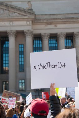 Bir katılımcı Our Lives, bir protesto tarafından öğrenciler için silah kontrolü, için Mart ayında 24 Mart 2018 yılında Washington Dc üzerinde bir işaret tutan 