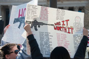 Katılımcılar Our Lives, bir protesto tarafından öğrenciler için silah kontrolü, için Mart ayında 24 Mart 2018 yılında Washington Dc işaretleri tutun  