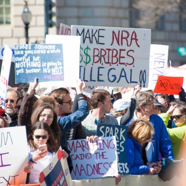 Katılımcılar Our Lives, bir protesto tarafından öğrenciler için silah kontrolü, için Mart ayında 24 Mart 2018 yılında Washington Dc işaretleri tutun  