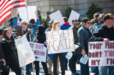 Katılımcılar Our Lives, bir protesto tarafından öğrenciler için silah kontrolü, için Mart ayında 24 Mart 2018 yılında Washington Dc işaretleri tutun  