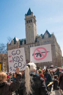 Katılımcılar Our Lives, bir protesto tarafından öğrenciler için silah kontrolü, için Mart ayında 24 Mart 2018 yılında Washington Dc işaretleri tutun  