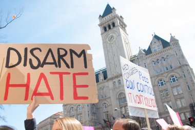Katılımcılar Our Lives, bir protesto tarafından öğrenciler için silah kontrolü, için Mart ayında 24 Mart 2018 yılında Washington Dc işaretleri tutun  