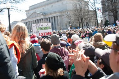 Kalabalık Pennsylvania Avenue Our Lives, silah kontrolü, öğrenciler tarafından protesto için Mart'ta 24 Mart 2018 yılında Washington Dc için sıraya  