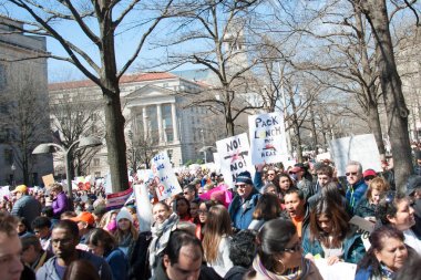 Kalabalık Pennsylvania Avenue Our Lives, silah kontrolü, öğrenciler tarafından protesto için Mart'ta 24 Mart 2018 yılında Washington Dc için sıraya  