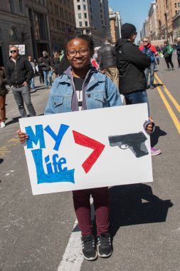 Bir katılımcı Our Lives, bir protesto tarafından öğrenciler için silah kontrolü, için Mart ayında 24 Mart 2018 yılında Washington Dc üzerinde bir işaret tutan 