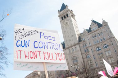 Bir katılımcı Our Lives, bir protesto tarafından öğrenciler için silah kontrolü, için Mart ayında 24 Mart 2018 yılında Washington Dc üzerinde bir işaret tutan 