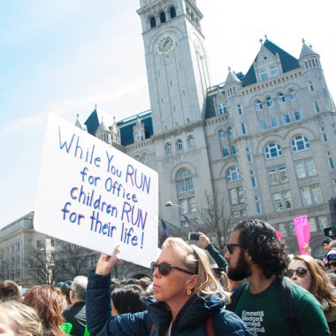 Bir katılımcı Our Lives, bir protesto tarafından öğrenciler için silah kontrolü, için Mart ayında 24 Mart 2018 yılında Washington Dc üzerinde bir işaret tutan 