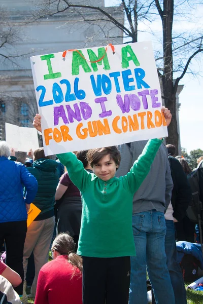 私たちの生活 銃規制のための学生による抗議の行進で参加者は 2018 日ワシントン でのサインを保持しています — ストック写真