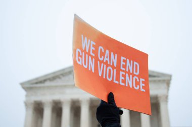 Silah yasalarının zayıflamasını protesto eden Silah Yasaları Kurtarma Yürüyüşü 'ne katılan bir kişi, 2 Aralık 2019' da Washington 'daki ABD Yüksek Mahkemesi' nde bir tabela tutuyor. 
