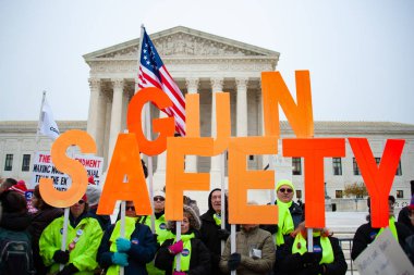 Silah Kanunları Hayat Kurtarma Yürüyüşü 'ne katılanlar, silah yasalarının zayıflamasını protesto etmek için 2 Aralık 2019' da Washington 'daki ABD Yüksek Mahkemesi' nde toplandılar. 