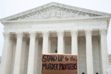 Silah yasalarının zayıflamasını protesto eden Silah Yasaları Kurtarma Yürüyüşü 'ne katılan bir kişi, 2 Aralık 2019' da Washington 'daki ABD Yüksek Mahkemesi' nde bir tabela tutuyor. 