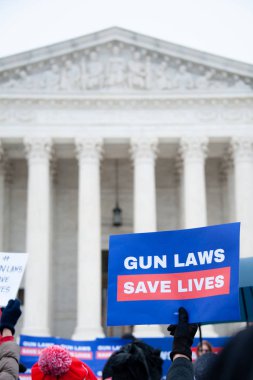 Silah Kanunları Hayat Kurtarma Yürüyüşü 'ne katılanlar, silah yasalarının zayıflamasını protesto etmek için 2 Aralık 2019' da Washington 'daki ABD Yüksek Mahkemesi' nde toplandılar. 