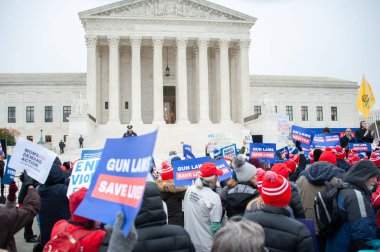 Silah Kanunları Hayat Kurtarma Yürüyüşü 'ne katılanlar, silah yasalarının zayıflamasını protesto etmek için 2 Aralık 2019' da Washington 'daki ABD Yüksek Mahkemesi' nde toplandılar. 
