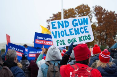 Silah Kanunları Hayat Kurtarma Yürüyüşü 'ne katılanlar, silah yasalarının zayıflamasını protesto etmek için 2 Aralık 2019' da Washington 'daki ABD Yüksek Mahkemesi' nde toplandılar. 