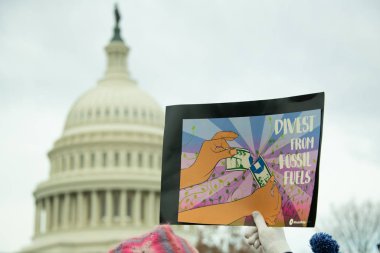  Jane Fonda 'nın Cuma günkü yangın tatbikatına katılan bir katılımcı 10 Ocak 2020' de Washington DC 'deki iklim krizini protesto etti.