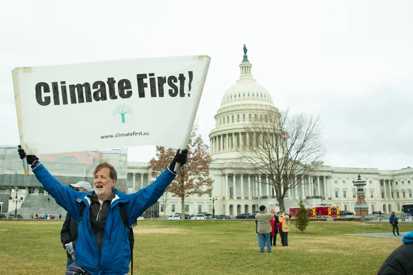  Jane Fonda 'nın Cuma günkü yangın tatbikatına katılan bir katılımcı 10 Ocak 2020' de Washington DC 'deki iklim krizini protesto etti.