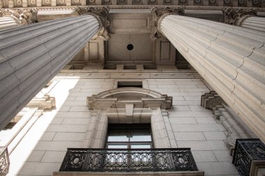 Neoklasik Sütunlarla Tarihi Bina