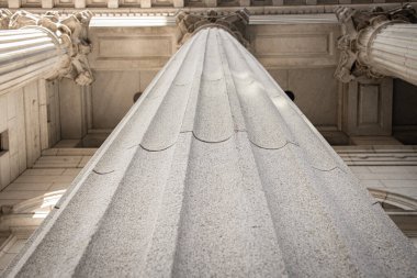 Tarihi Bina Üzerine Neoklasik Sütun