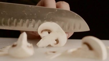  Masanın üzerinde kesme mashroom