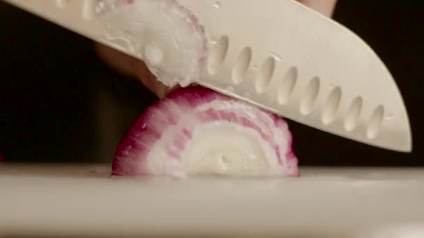 Cuting κόκκινο κρεμμύδι — Αρχείο Βίντεο